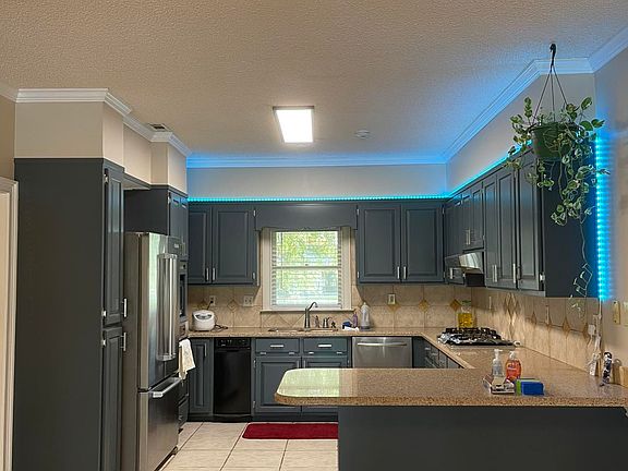4th image of 4901 Meadowood Cir