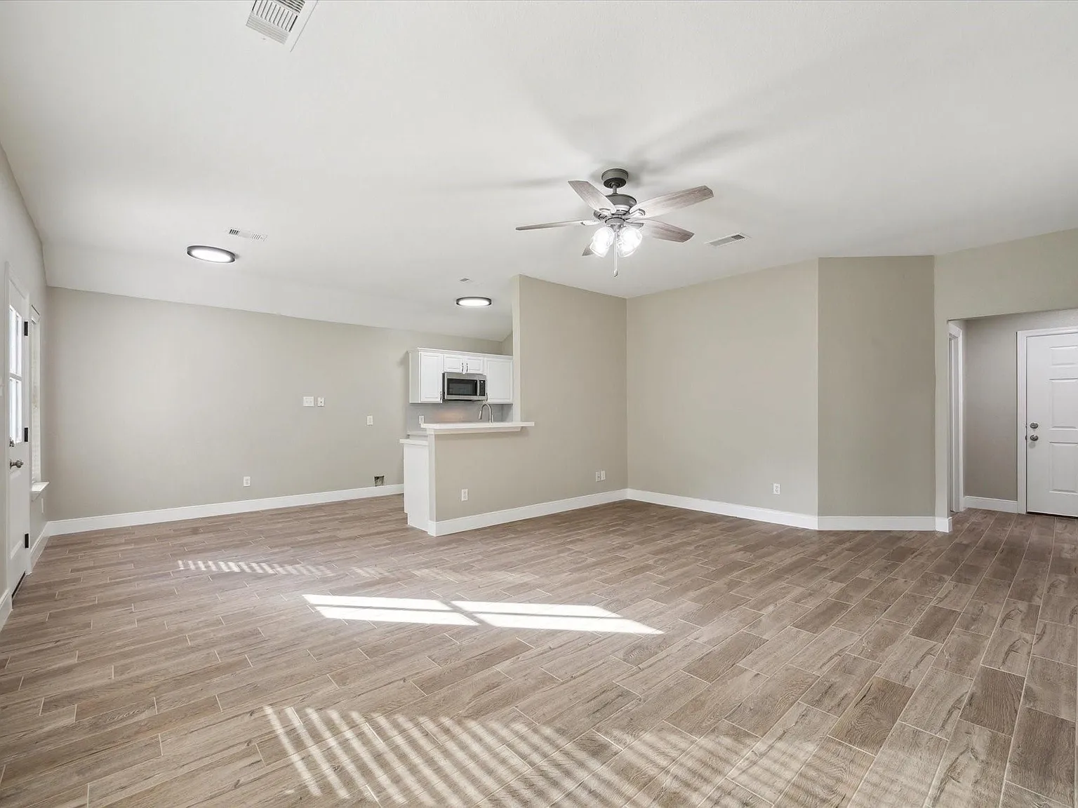 3 bed, 2.0 bath, 1370 sqft, $2,200 — Photo 3