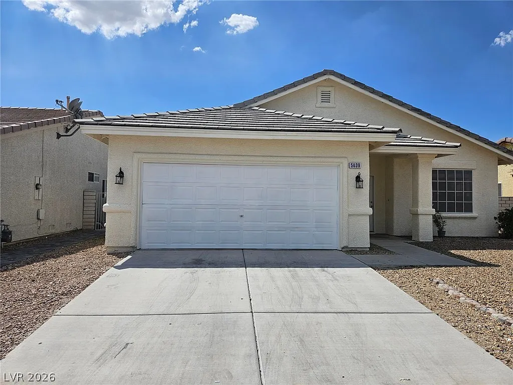 3 bed, 2.0 bath, 1729 sqft, $1,986 — Photo 1