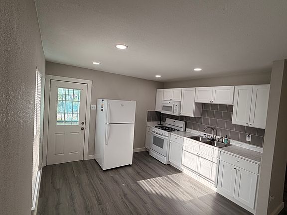 2nd image of 3243 W Laurel