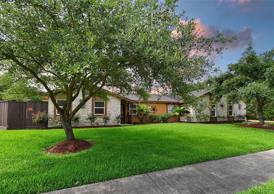 1st image of 13615 Oakwood Ln