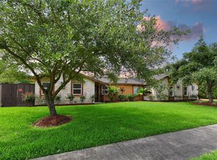 13615 Oakwood Ln, Sugar Land, TX 77498