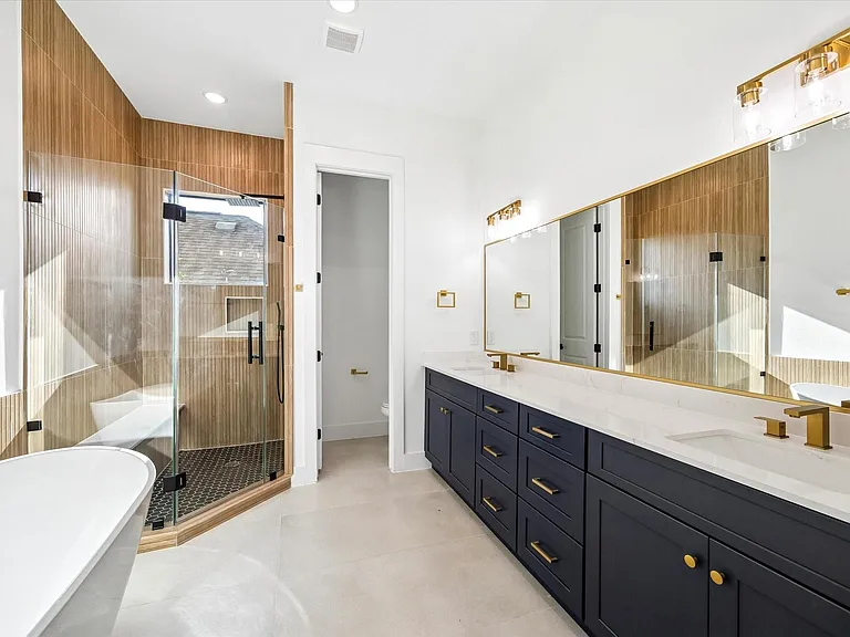 1325 W 22nd St — Photo 19