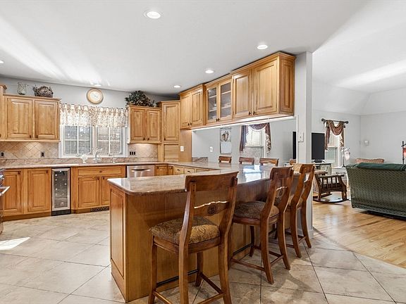 4th image of 40 Fiorenza Dr