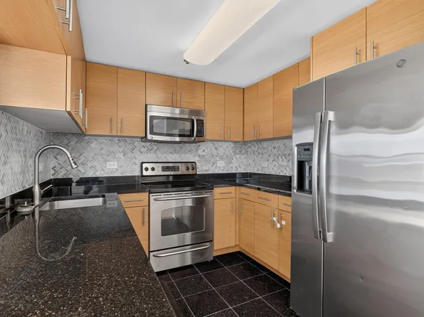 102 Christopher Columbus Dr, Jersey City, NJ