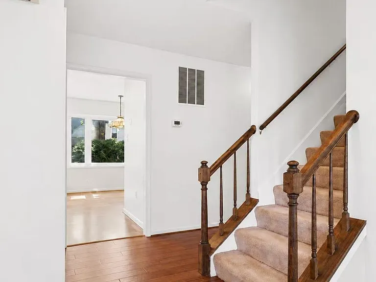 203 Markwood Dr — Photo 2