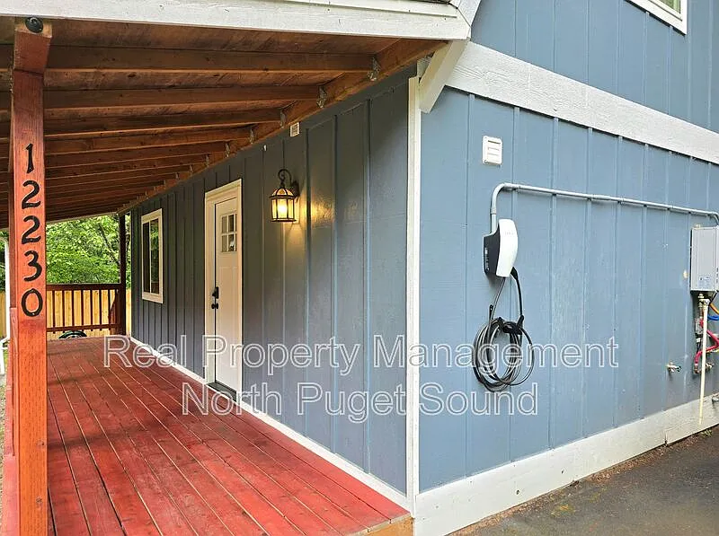 2 bed, 1.0 bath, 728 sqft, $2,135 — Photo 2