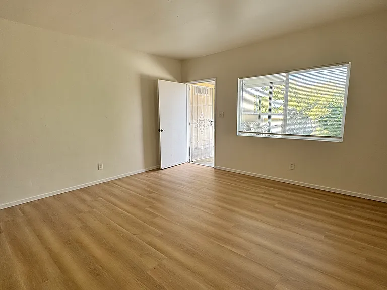 3863-67 Franklin Ave #3865 — Photo 3