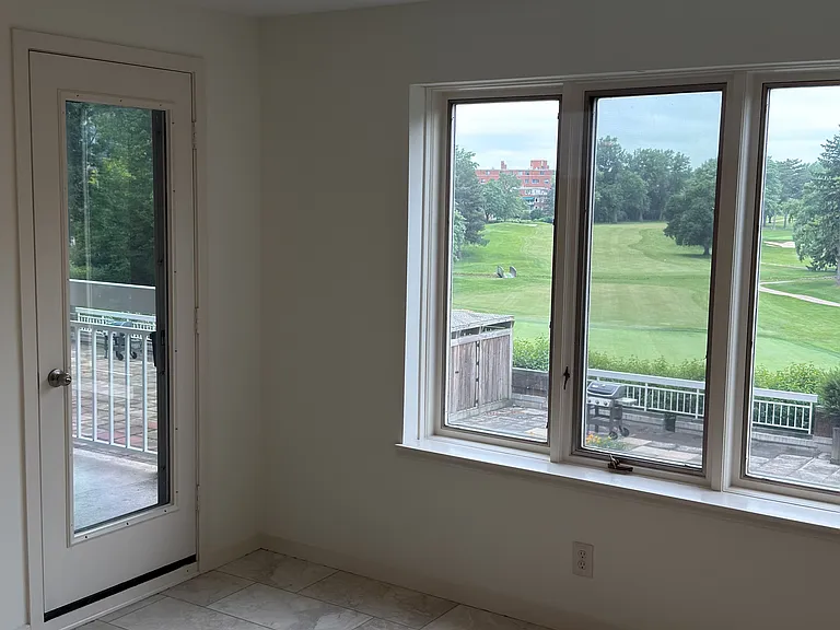 Chelsea Condos — Photo 20