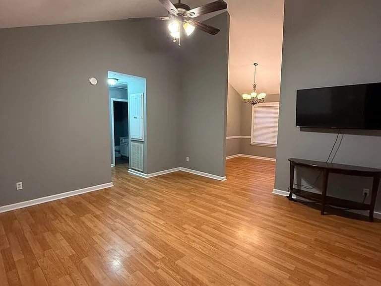 327 Center St — Photo 3