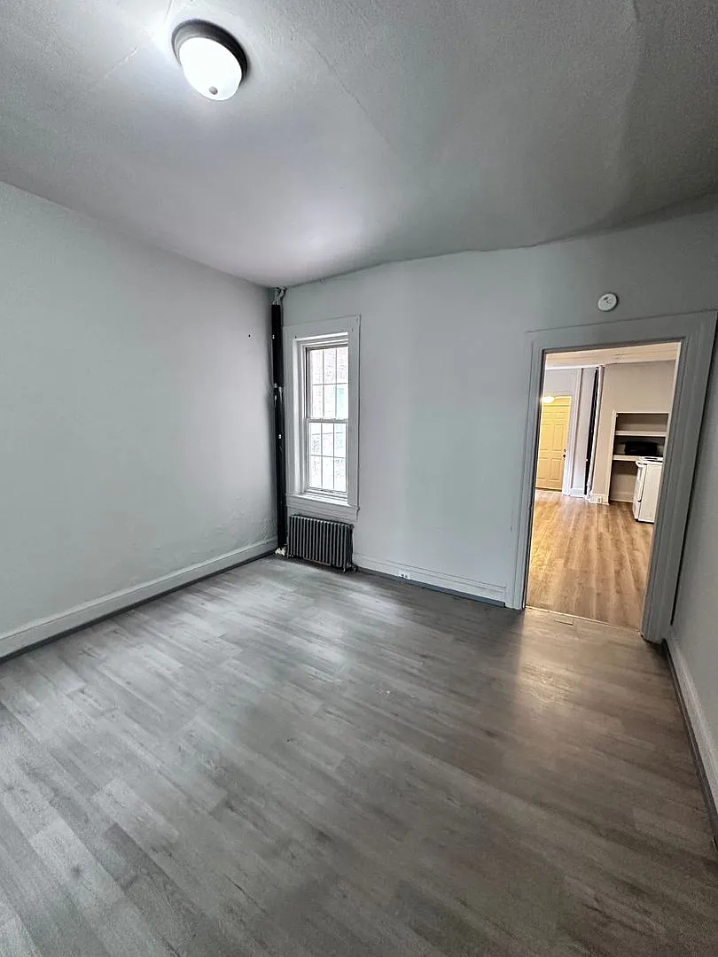 221 S Pine Street — Photo 4