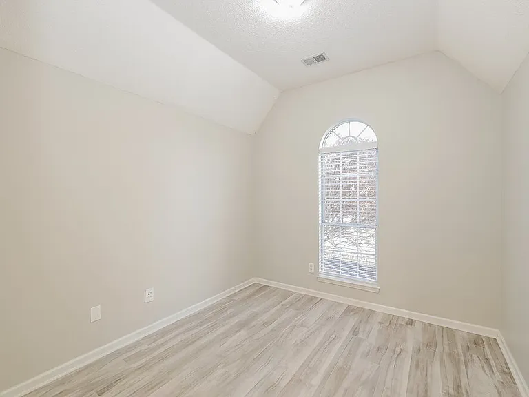 25 Oakland Woods Cv — Photo 14