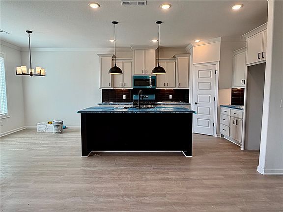 2nd image of 1817 Farmer St