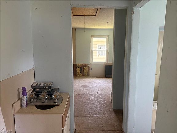 5th image of 213 W Decatur St