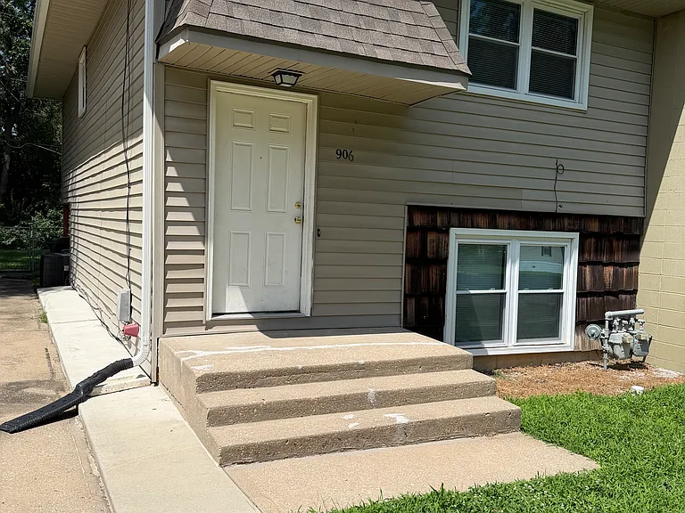 906 Brookside St — Photo 1