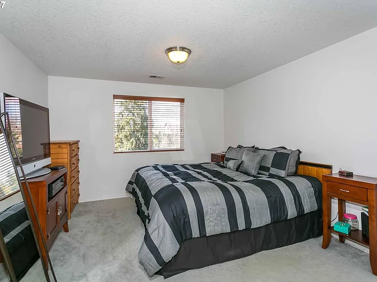 543 SW Portsmouth Pl — Photo 8