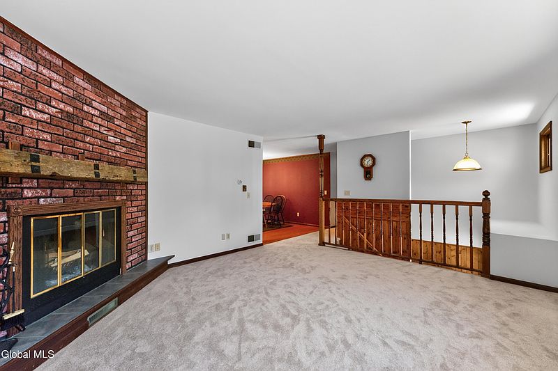 4th image of 34 Pine Avenue