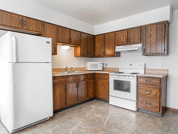 5th image of 209 Pleasant St
