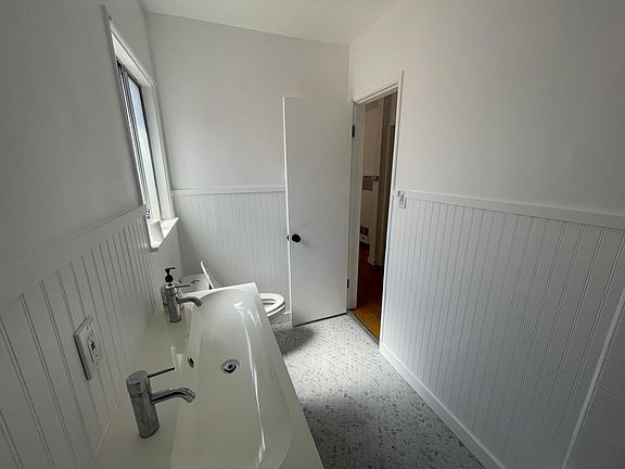 5th image of 359 Rose Ave #1/2