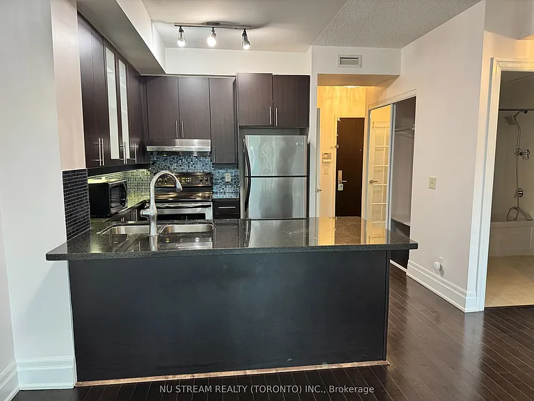 39 Upper Duke Cres #318 — Photo 4