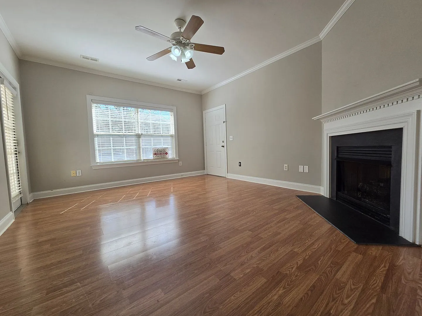 Charming 2 Bed/2 Bath Main Floor Condo - Close to Downtown Cornelius - Spacious Kitchen - Washer/... — Photo 4