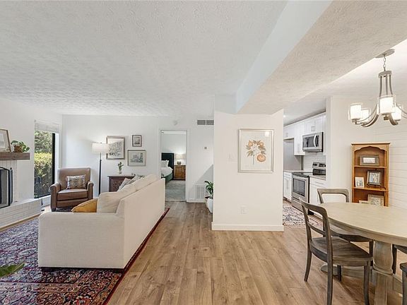 3rd image of 913 Tuxworth Cir