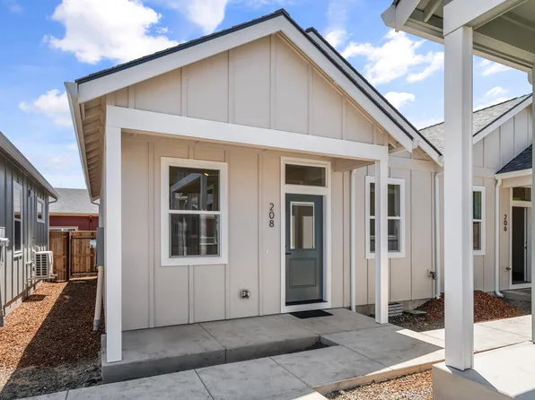 208 Gangnes Dr, Talent, OR 97540