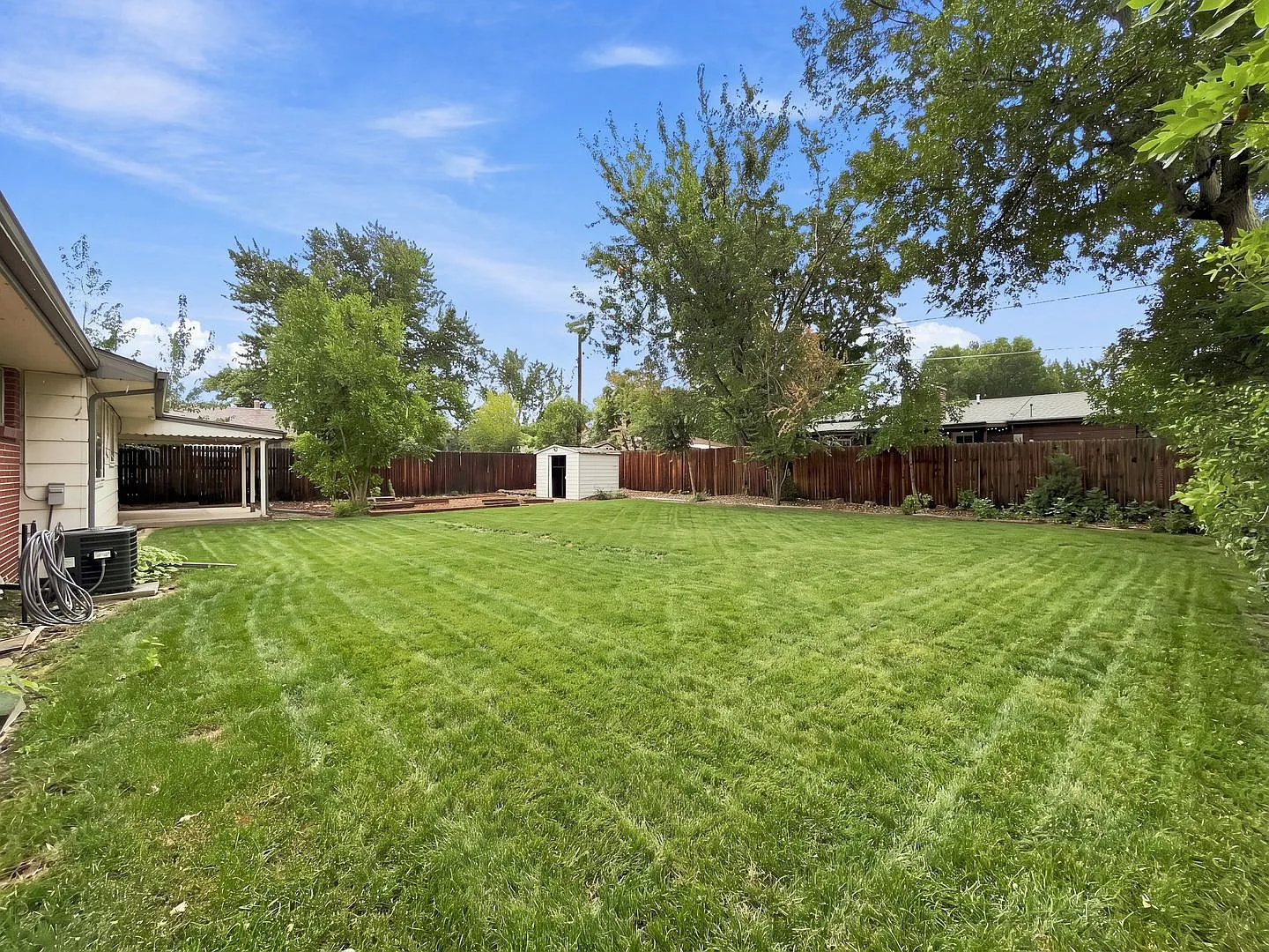 Large Arvada house with yard — Photo 3