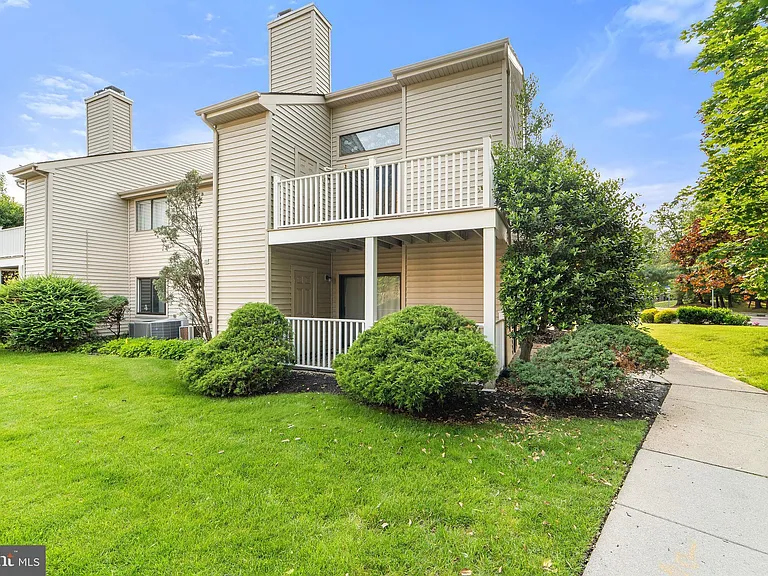 1512 Roberts Way — Photo 3