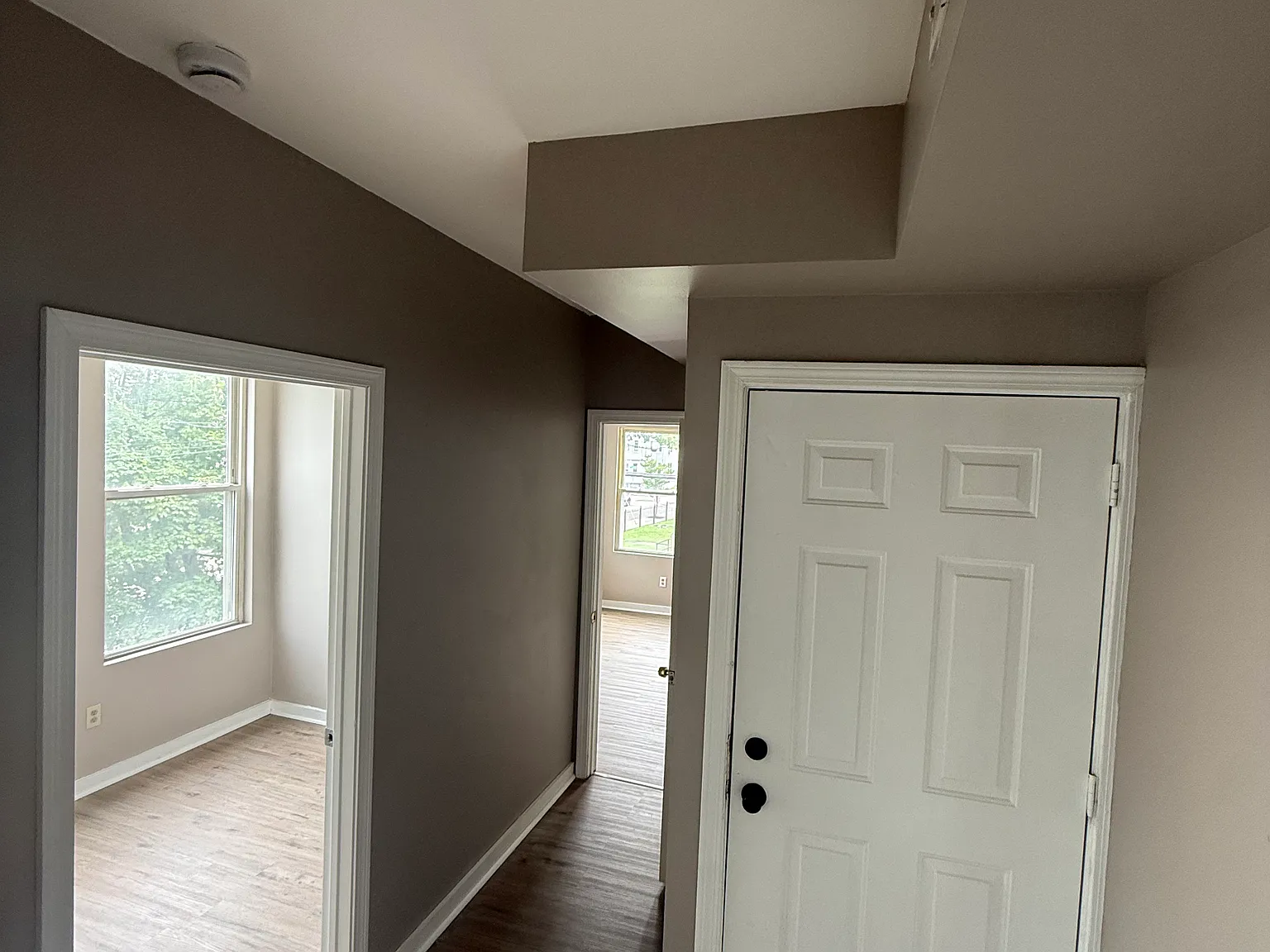 3 bed, 925 sqft, $1,900 — Photo 2