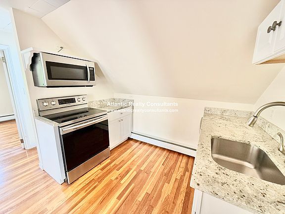 3rd image of 159 Winsor Ave #Penthouse