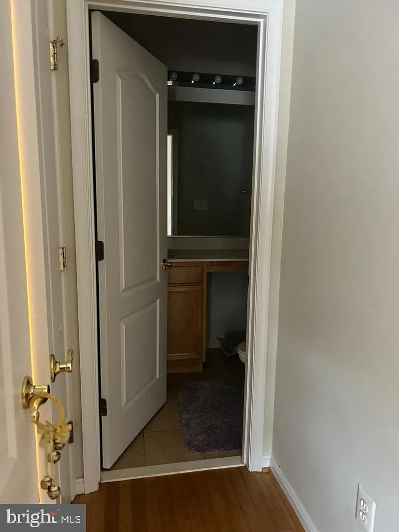 3 bed, 3.5 bath, 2460 sqft, $3,500 — Photo 2
