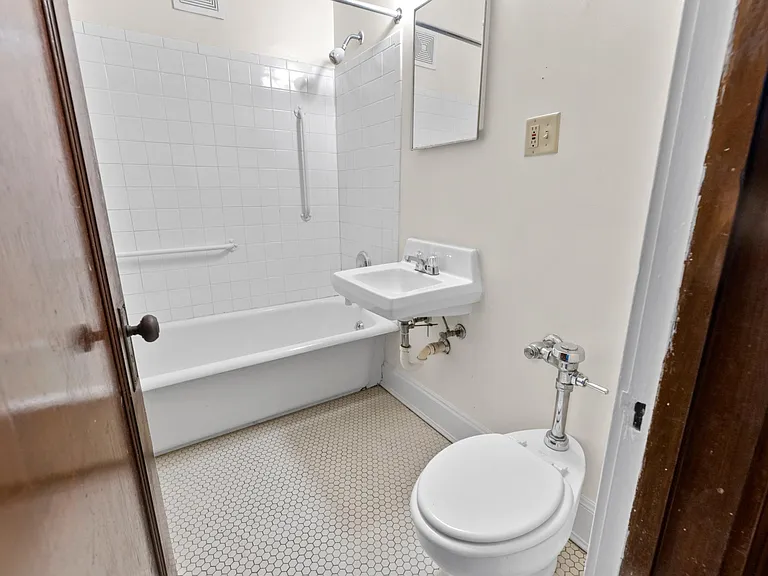 2324 W Wisconsin Ave — Photo 12