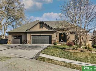 17606 Pinehurst Cir, Omaha, NE 68136