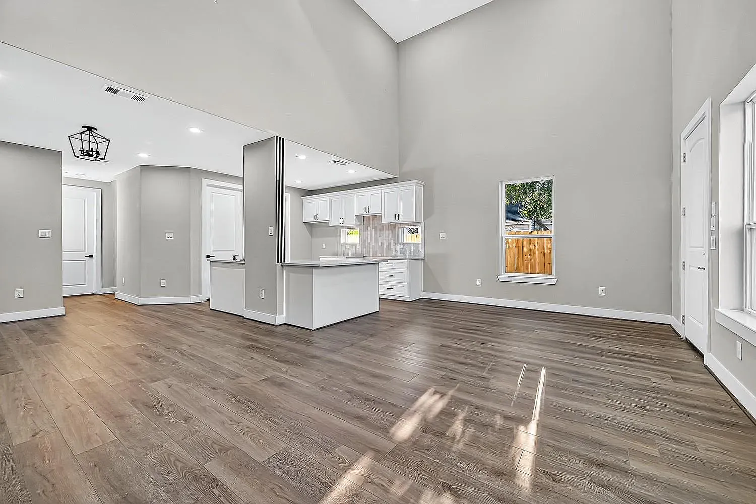 3 bed, 2.5 bath, 1300 sqft, $2,000 — Photo 2