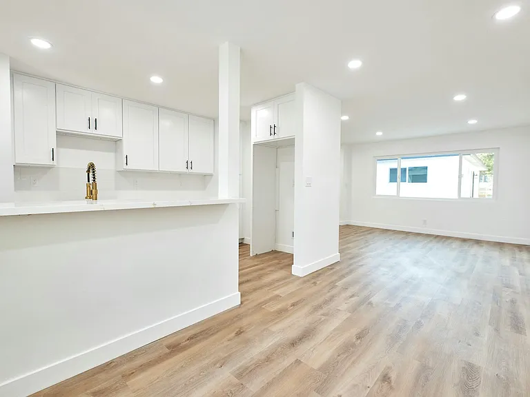 232 W 3rd St — Photo 3