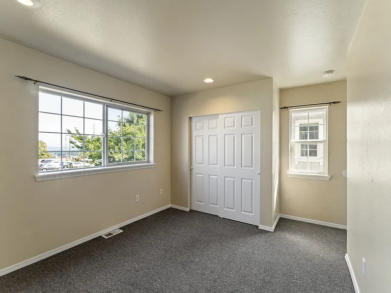 2016 S J St — Photo 15
