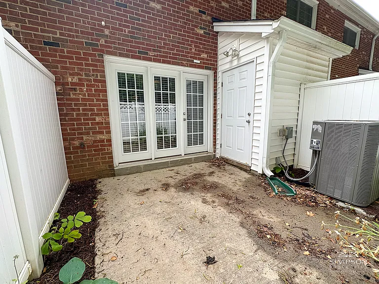 1215 Green Oaks Ln #B-1 — Photo 11