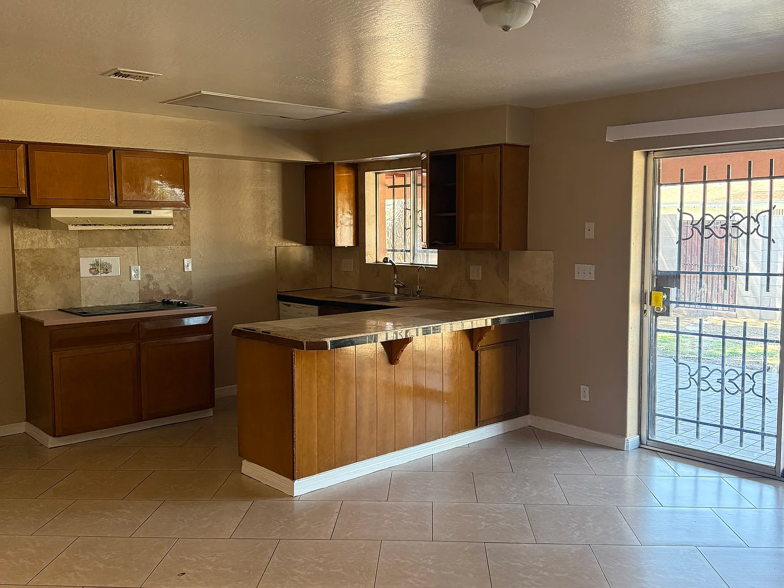 5 bed, 2300 sqft, $2,600 — Photo 4