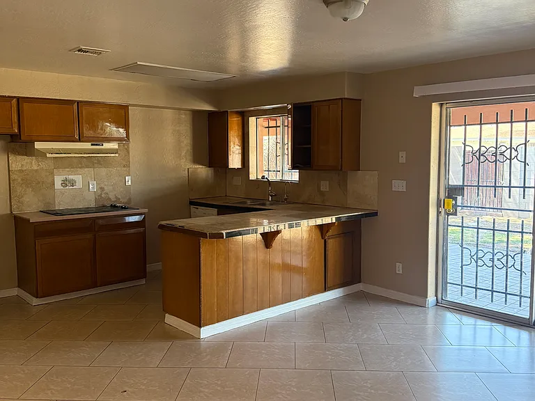 3628 W Oregon Ave — Photo 4