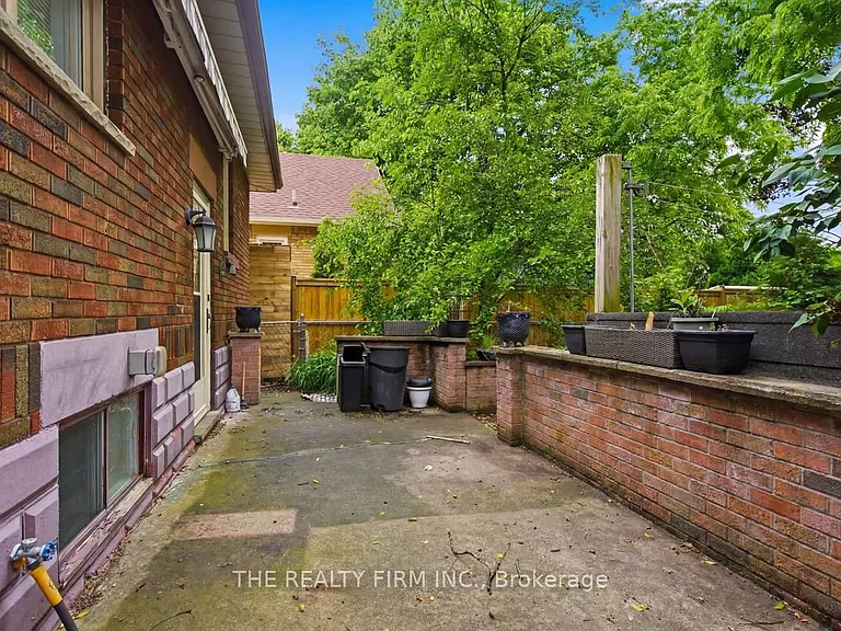 97 Springbank Dr — Photo 37