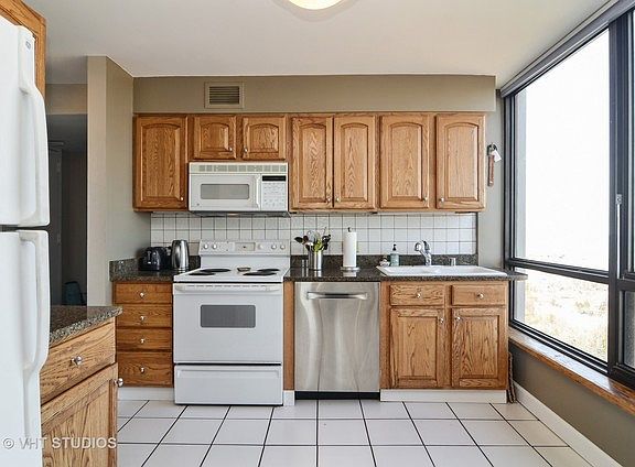 3rd image of 2020 N Lincoln Park W APT 20G
