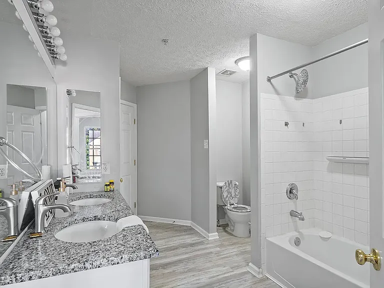 Full Bathroom upstair