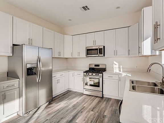 5th image of 5934 Vineland Ave #4