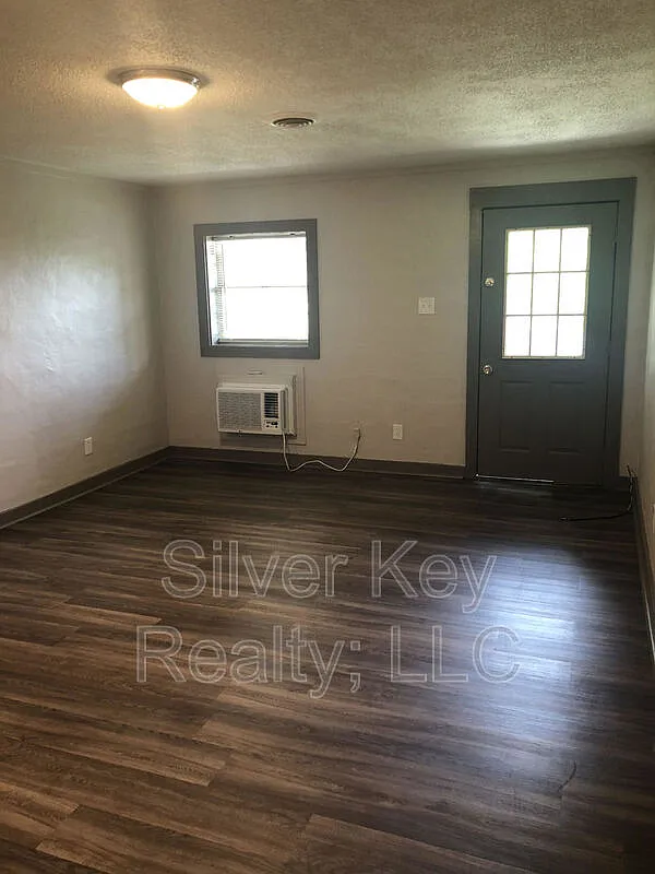 2 bed, 1.0 bath, $850 — Photo 4
