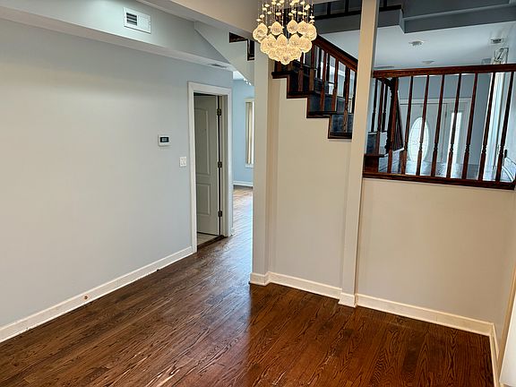 4th image of 2225 S Oakley Ave #1