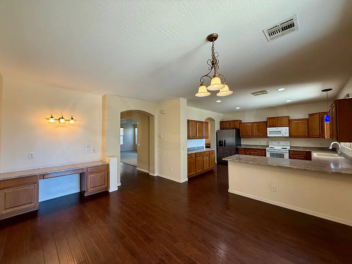 4 bed, 4.0 bath, 3300 sqft, $2,799 — Photo 4