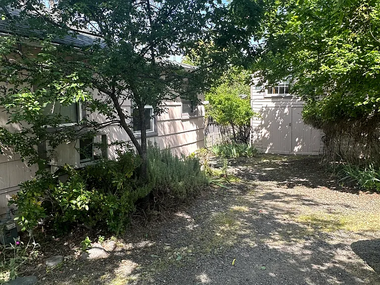 434 Beach St — Photo 5