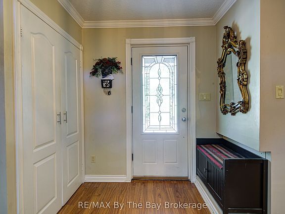 4th image of 1693 River Rd W
