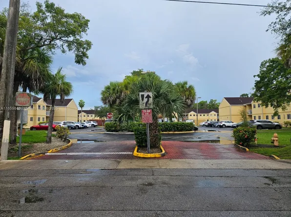 13820 SW 112th St APT 203, Miami, FL 33186